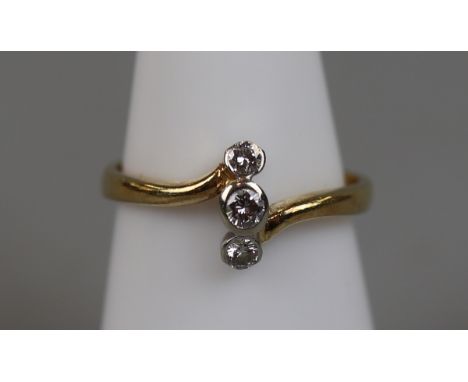 18ct gold 3 stone diamond ring (size M) 