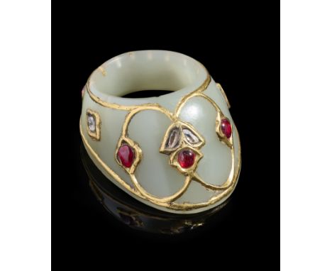 A FINE INDIAN GOLD AND GEM-SET JADE ARCHER'S RING, LATE 17TH/18TH CENTURY  of characteristic convex rounded form, inlaid on t