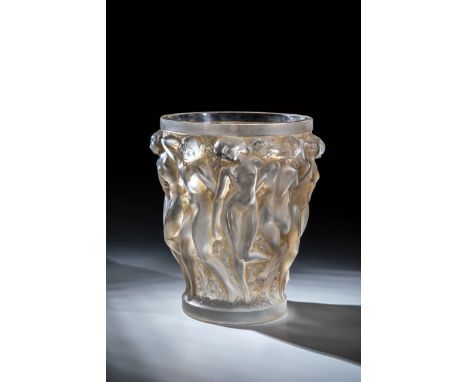 Vase ''Bacchantes'' René Lalique (Entwurf), Lalique, Paris, 1927 Farbloses Glas. Dieses formgepreßt, mattgeätzt und teils dur