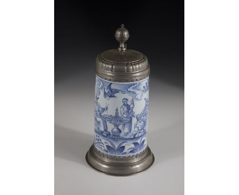 Seltener Walzenkrug mit Chinoiserien Bayreuth, Periode Fränkel/Schreck um 1746 Zylindrische, kleisterblaue Wandung mit sitzen