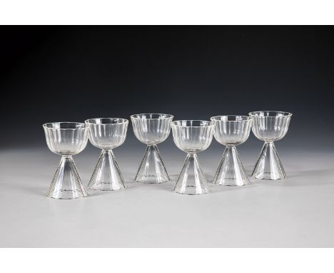 Sechs seltene Likörgläser Josef Hoffmann (Entwurf), Wiener Werkstätte, 1918-19 Farbloses Glas, trompetenförmiger Fuß und tonn