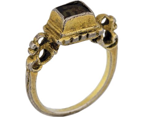 Historischer Ring Siebenbürgen, Anfang -Mitte 17. Jh. Türmchenförmig aufgebauter Ringkopf. Rechteckige, nach oben hin verjüng