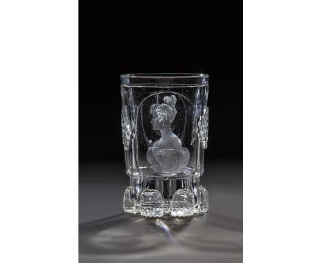 Bedeutender Becher mit Damen-Porträt Dominik Biemann, Franzensbad, um 1830 Am Stand sieben hochgeschliffene Rundbogen-Knollen
