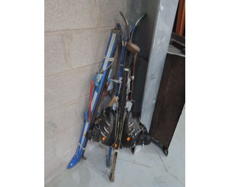 A selection of vintage skis etc including golf clubSAY MITCHELL MANCHESTER AND JODAN + SON ST ANDREWS