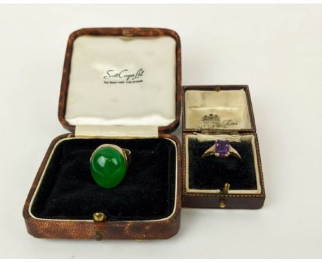 DRESS RINGS, comprising 9ct gold, jade cabouchon ring, size plus a 9ct amethyst ring, early 20th century size P half, complet