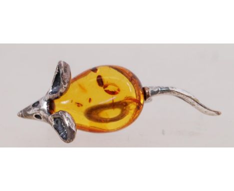 A 925 silver figural brooch pin in the form of a mouse with an amber body and roller clasp. Marked 925.