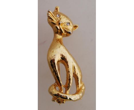 A vintage1950s large gold tone figural brooch of a cat with clear rhinestone set eyes and roller clasp. Measures 5.3cms.