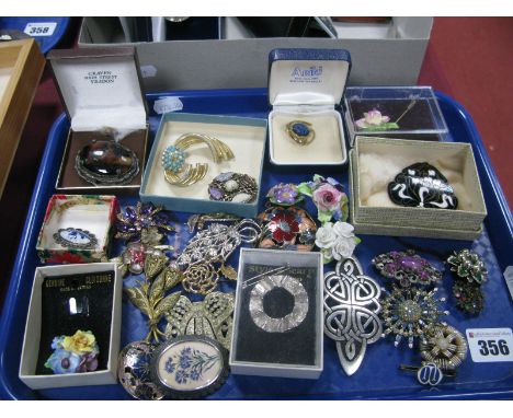Assorted Costume Brooches, including Delft, diamante, ceramic flowers, Celtic style, etc:- One Tray