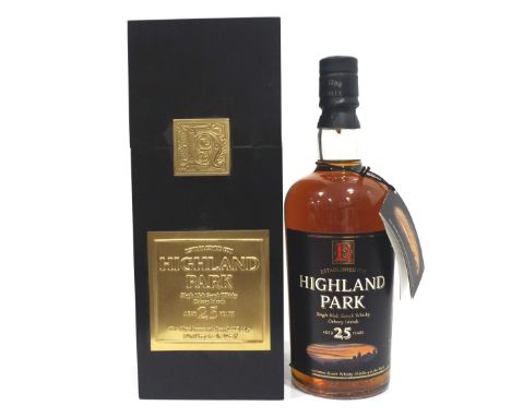 HIGHLAND PARK 25YOA fine bottle of Highland Park 25 Year Old Single Malt Scotch Whisky in a hessian bag in a wooden case.  70