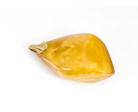 An amber boulder pendant, the yellow stone with gilt metal bale, 13g 