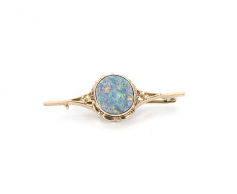 A vintage gold brooch, having oval simulated opal, base metal pin, 5.3cm 