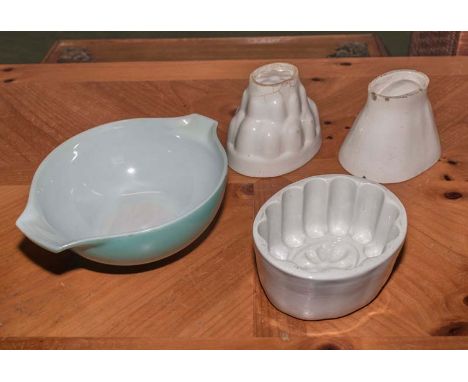 Three vintage jelly moulds and Pyrex dish