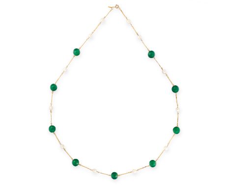 A GREEN ONYX AND PEARL NECKLACE in 14ct yellow gold, set with alternating polished green onyx beads and pearls, stamped 14K, 