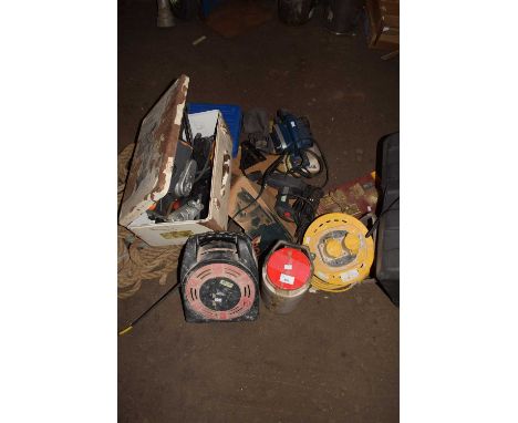 Mixed Lot: Assorted power tools and accessories to include sander, extension leads etc