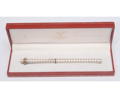 Pens - a Must de Cartier fountain pen, engine turned, 14cm long, cased