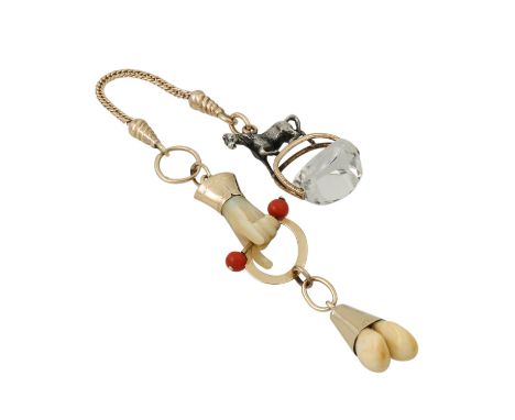 Chatelaine mit Koralle, Perlmutt und Grandeln sowie ein Perdanhänger und ein farbloser, facettierter Glasstein, ca. 500/000 G