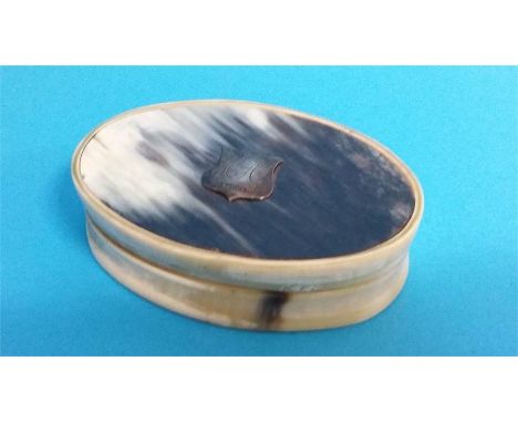 A horn snuff box.