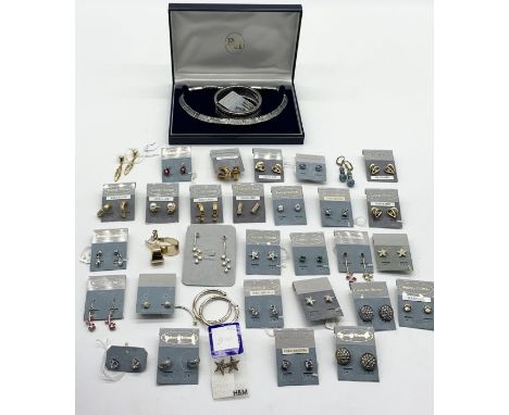 A collection of costume jewellery earrings along with a Rodney Holman necklace/bangle set