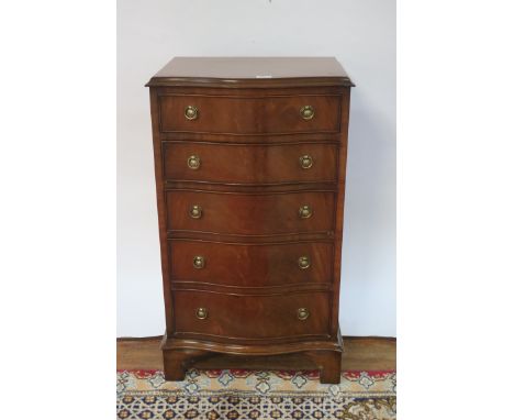 A GEORGIAN STYLE SERPENTINE SHAPED MAHOGANY TALL CHEST, the plain top above five graduating drawers brass ring handles on sha