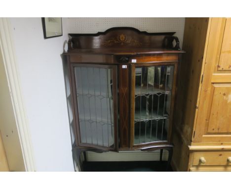 AN EDWARDIAN MAHOGANY AND MARQUETRY INLAID BREAKFRONT DISPLAY CABINET, the raised back with moulded rim and decorated with a 