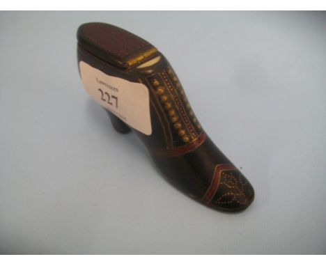 Good quality 19th Century wooden snuff box in the form of a shoe
