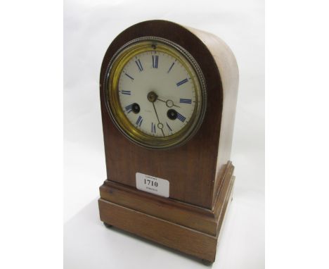 Early 20th Century mahogany dome topped mantel clock, having circular enamel dial with Roman numerals and two train movement 