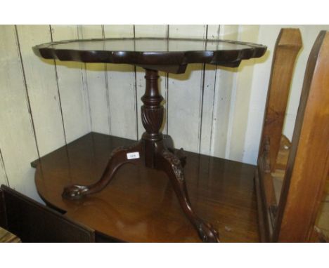 Good quality reproduction mahogany pedestal coffee table, the shaped moulded tilt top above a wrythen turned column support a