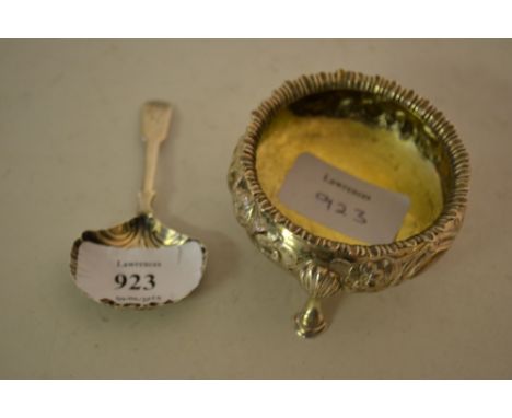 Late Georgian silver caddy spoon with shell form bowl and Fiddle pattern handle, together with a Victorian silver open salt