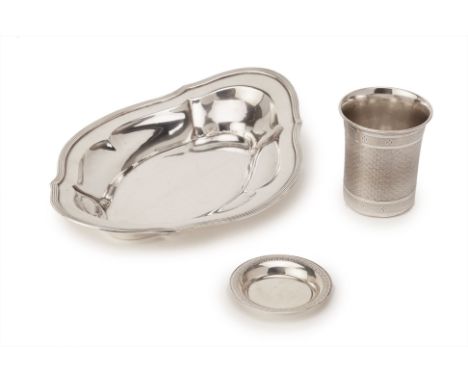 A GROUP OF SILVER ITEMS
Comprising: a shaped oval serving dish, marked Sterling 925, probably American, with reeded border; a