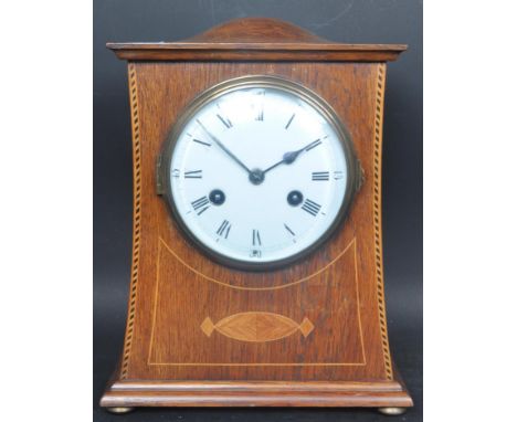 An early 20th century Edwardian circa. 1900's mantel clock having a white clock face with black enamelled roman numeral to th