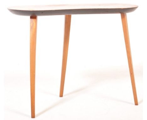 A small retro vintage mid 20th century teak kidney occasional/side table. The table having kidney form with three tapering le