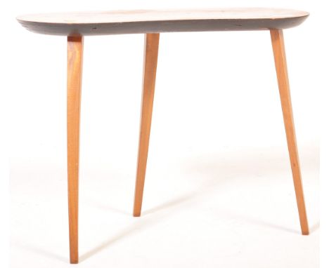 A small retro vintage mid 20th century teak kidney occasional/side table. The table having kidney form with three tapering le