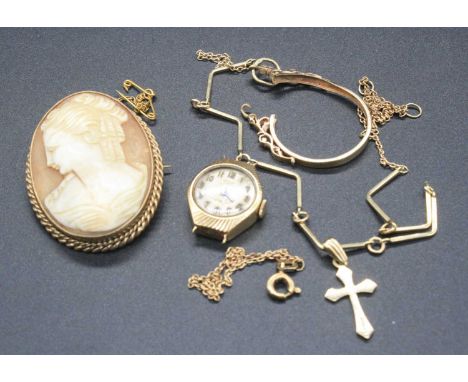 Assorted 9ct gold and yellow metal, to include a carved shell cameo brooch, finelink neck chain, sovereign mount, and a lady'