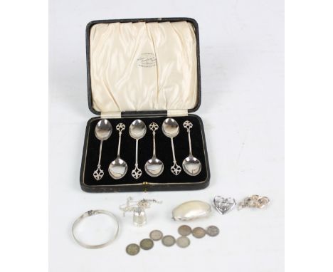 DOCKER & BURN; a cased set of George V hallmarked silver teaspoons with pierced fleur-de-lis decorated finials, Birmingham 19