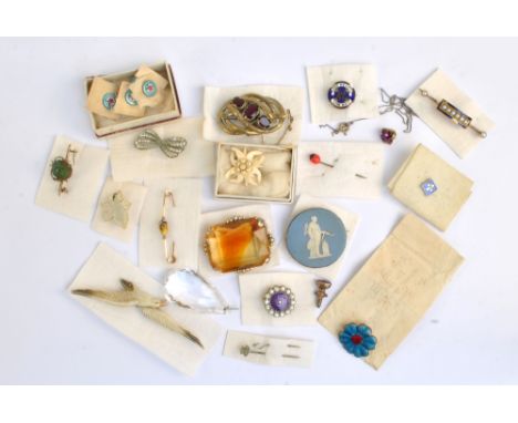 A quantity of vintage jewellery including an enamel and cultured pearl set bar brooch, enamelled buttons, circular Wedgwood b
