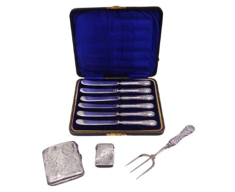 Group of silver, comprising set of six early 20th century silver handled butter knives, the handles decorated with cornucopia