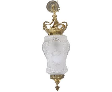 A early 20th Century Edwardian etched glass and brass hanging ceiling light having a decorative scrolled and foliate mounted 