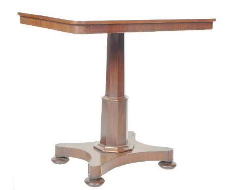 An early 19th Century Regency period mahogany and specimen wood inlaid tilt top occasional table / wine table. Comprises a re