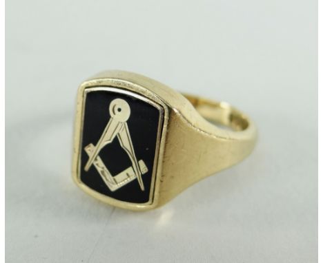 9CT GOLD &amp; ENAMEL MASONIC REVERSIBLE GENTS RING, with engraved initials 'RJM', 7.4gms.