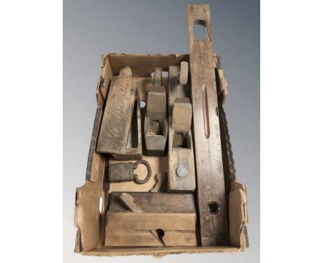Vintage wooden wood working planes, treen box, spirit level etc 