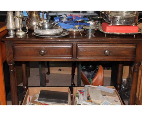 ERCOL DARK OAK SIDE TABLEwith two drawers