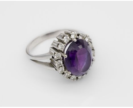 14 kt Gold Amethyst-Brillant-Ring,   WG 585/000, ovalfacett. Amethyst ca. 5.0 ct umgeben von 15 Brillanten zus. ca. 0.75 ct W