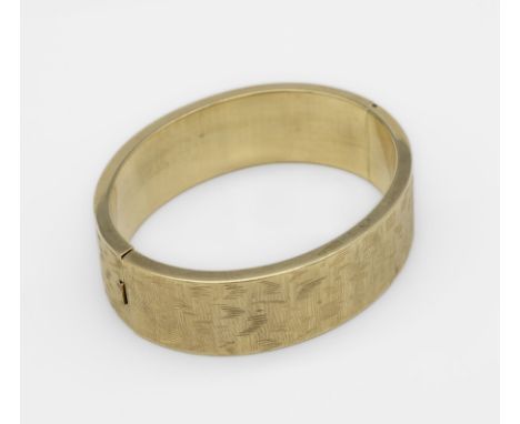 14 kt Gold Armreif, ca. 58.5 g   GG 585/000 gepr., umlaufend fein grav. und pol., D. ca. 6.4 x 5.2 cm, Steckschloß, sollte ne