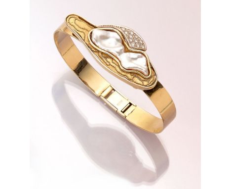 14 kt Gold Perl-Brillant-Armreif,   GG 585/ 000, abstr. geformter Kopf mit Monsterperle, feiner Granulation und 11 Brillanten