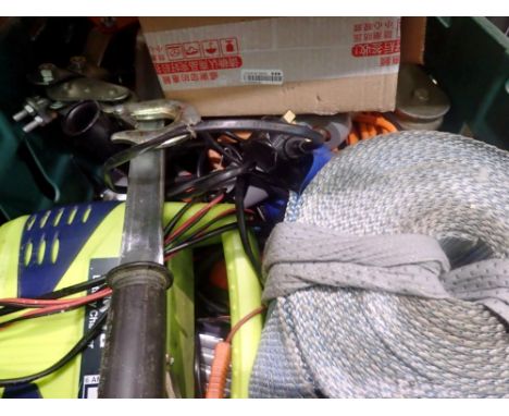 Mixed box of tools to include a hand vehicle winch. Not available for in-house P&amp;P 