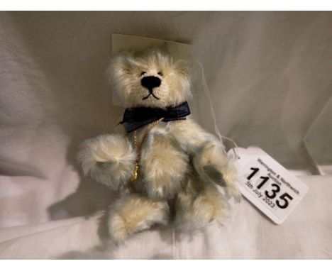 Deans Bear, Apple Pip Bear, Gilpin, limited edition 42/100, in excellent condition, H: 10 cm. P&amp;P Group 1 (£14+VAT for th