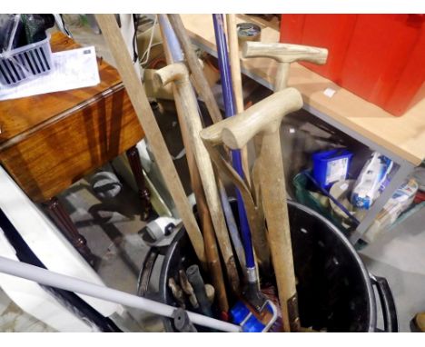Bin of mixed garden tools, bin NOT included. Not available for in-house P&amp;P 