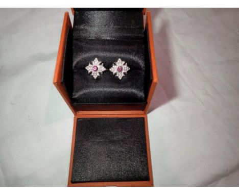 Simon Carter pair of stone set dress cufflinks, boxed. P&amp;P Group 1 (£14+VAT for the first lot and £1+VAT for subsequent l