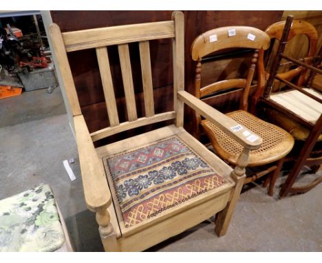 Oak framed commode with ceramic pot. Not available for in-house P&amp;P 