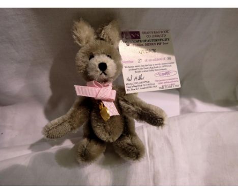 Deans Bear, Diddly Pip Bear, Quince, limited edition 27/50, in excellent condition, H: 10 cm. P&amp;P Group 1 (£14+VAT for th